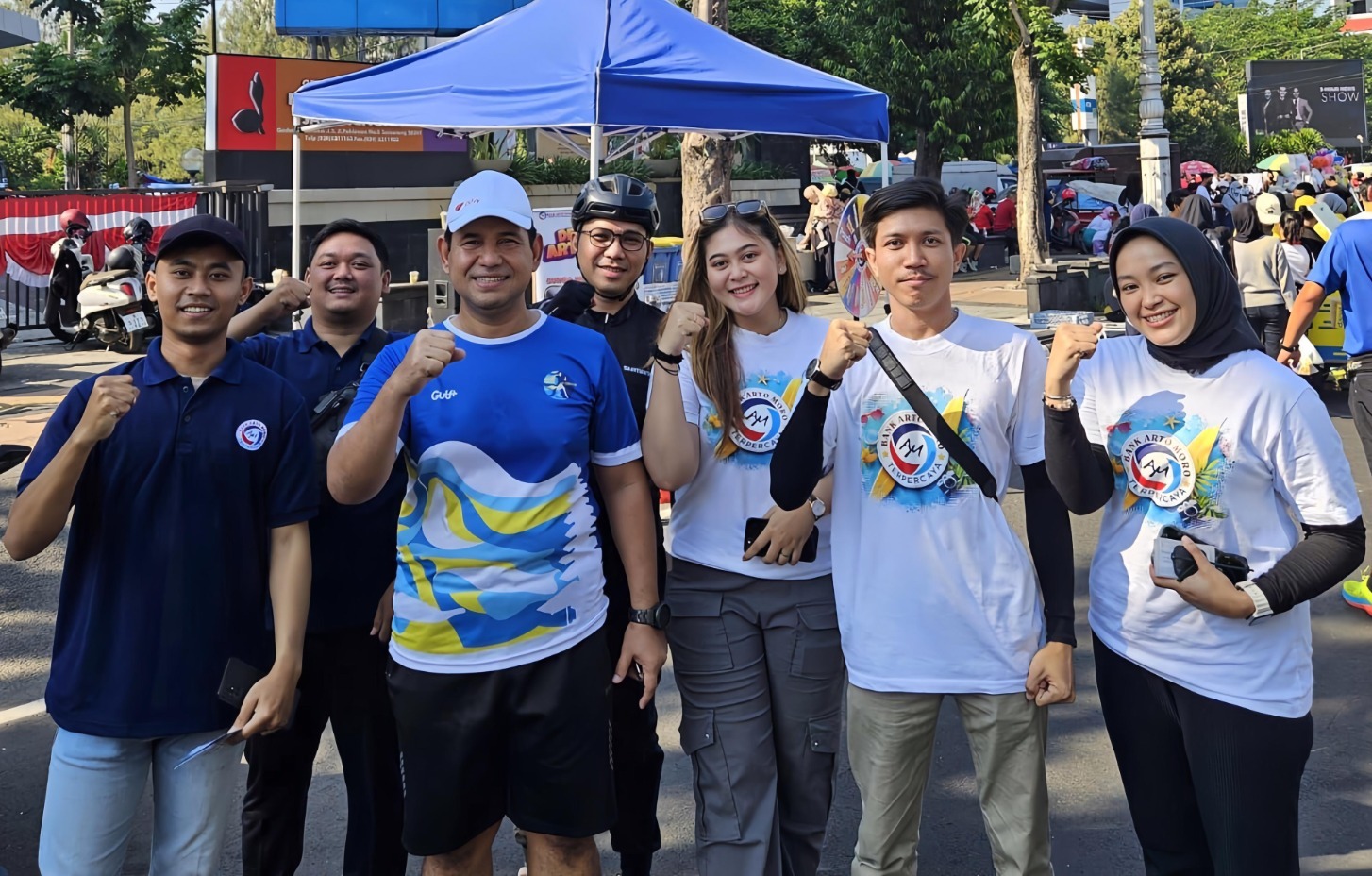 Karyawan Bank Arto Moro berfoto bersama dengan Kepala BNN Provinsi Jawa Tengah dalam kegiatan literasi keuangan di Kawasan Simpang Lima
