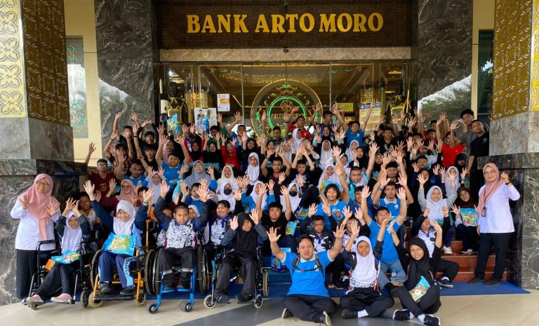 Murid SMPLB Negeri Semarang Berfoto di Bank Arto Moro